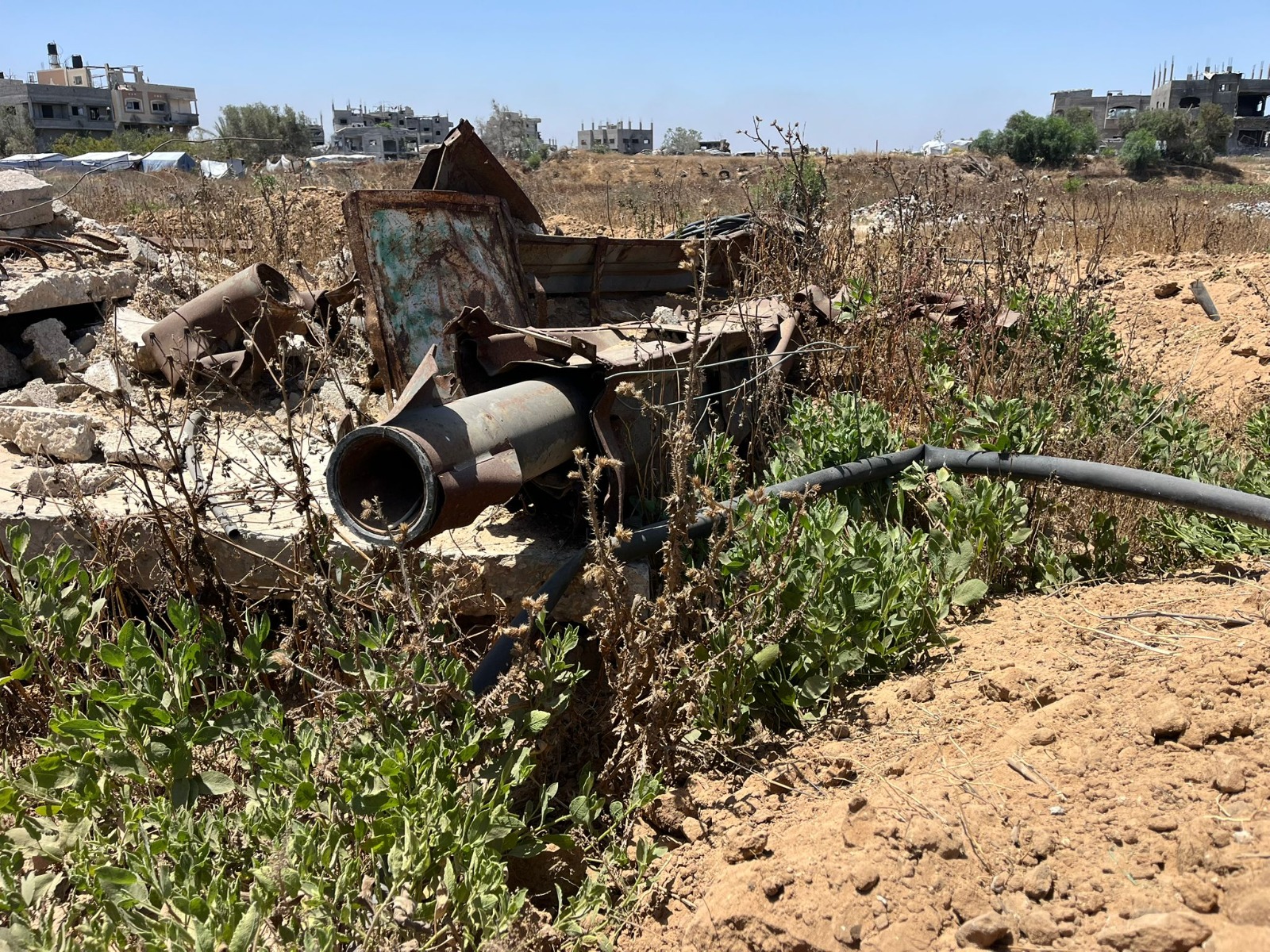 משגרי רקטות שאותרו על-ידי הכוחות בסמוך למבנה ששימש בעבר כבית ספר ברצועת עזה