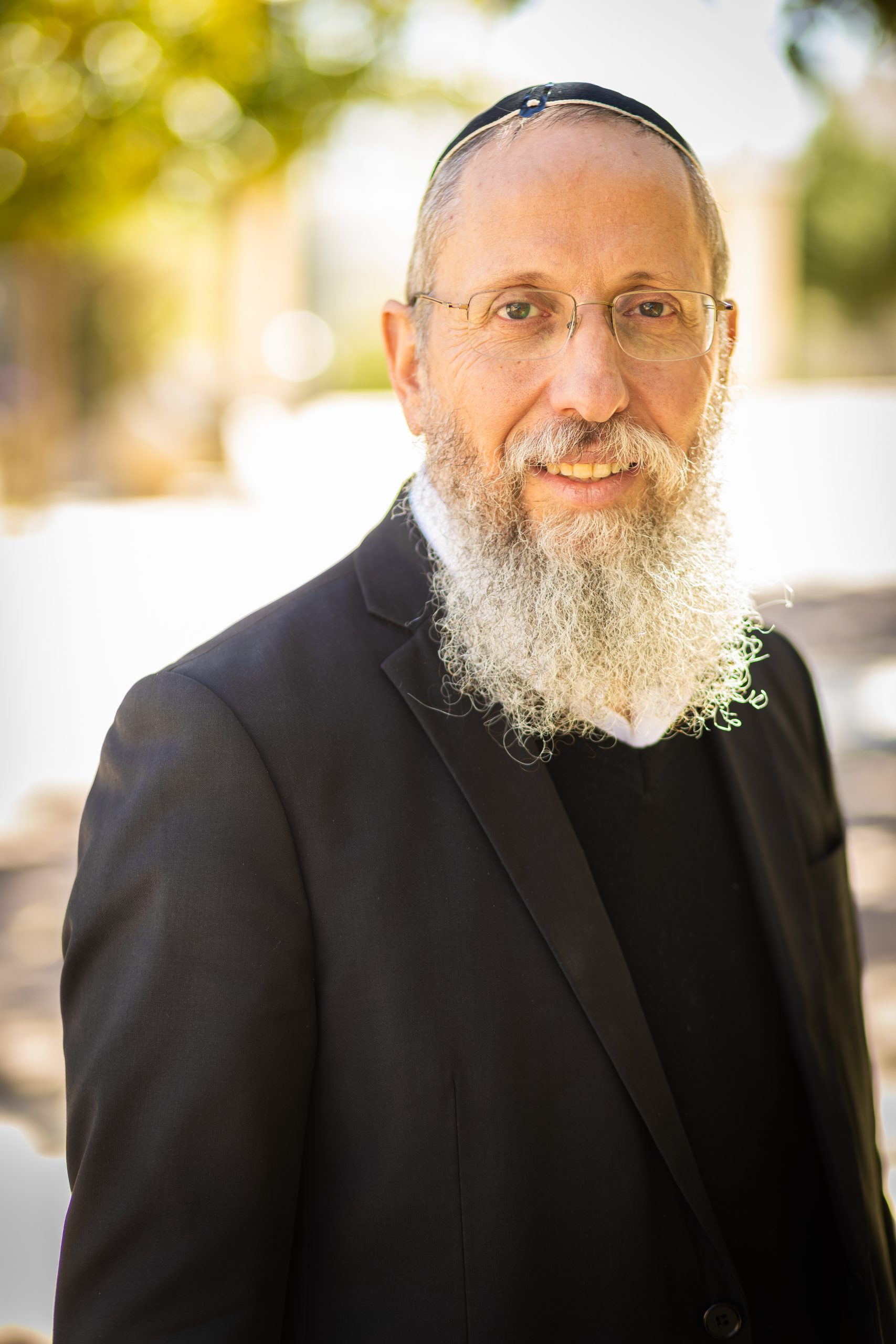 הרב יוסף צבי רימון, רב מרכז האקדמי לב, רב גוש עציון ונשיא שגרירים בלב. יעביר הרצאה בכנס