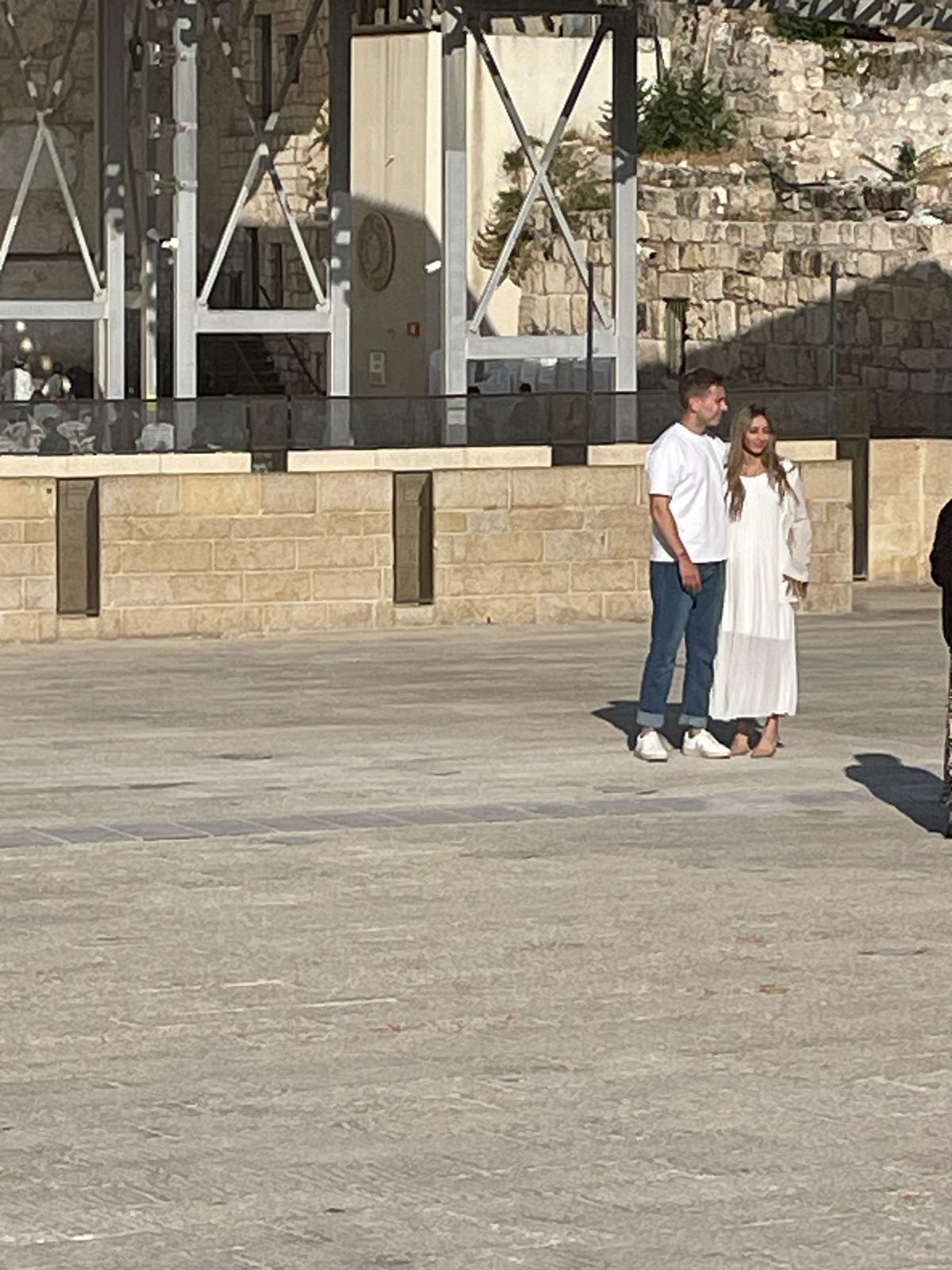 שבוע לפני החתונה: אבנר נתניהו בצילומים בכותל המערבי