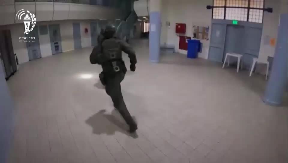 צפו: הלוחמים פשטו על תאי האסירים שחגגו את ירי הטילים מאיראן