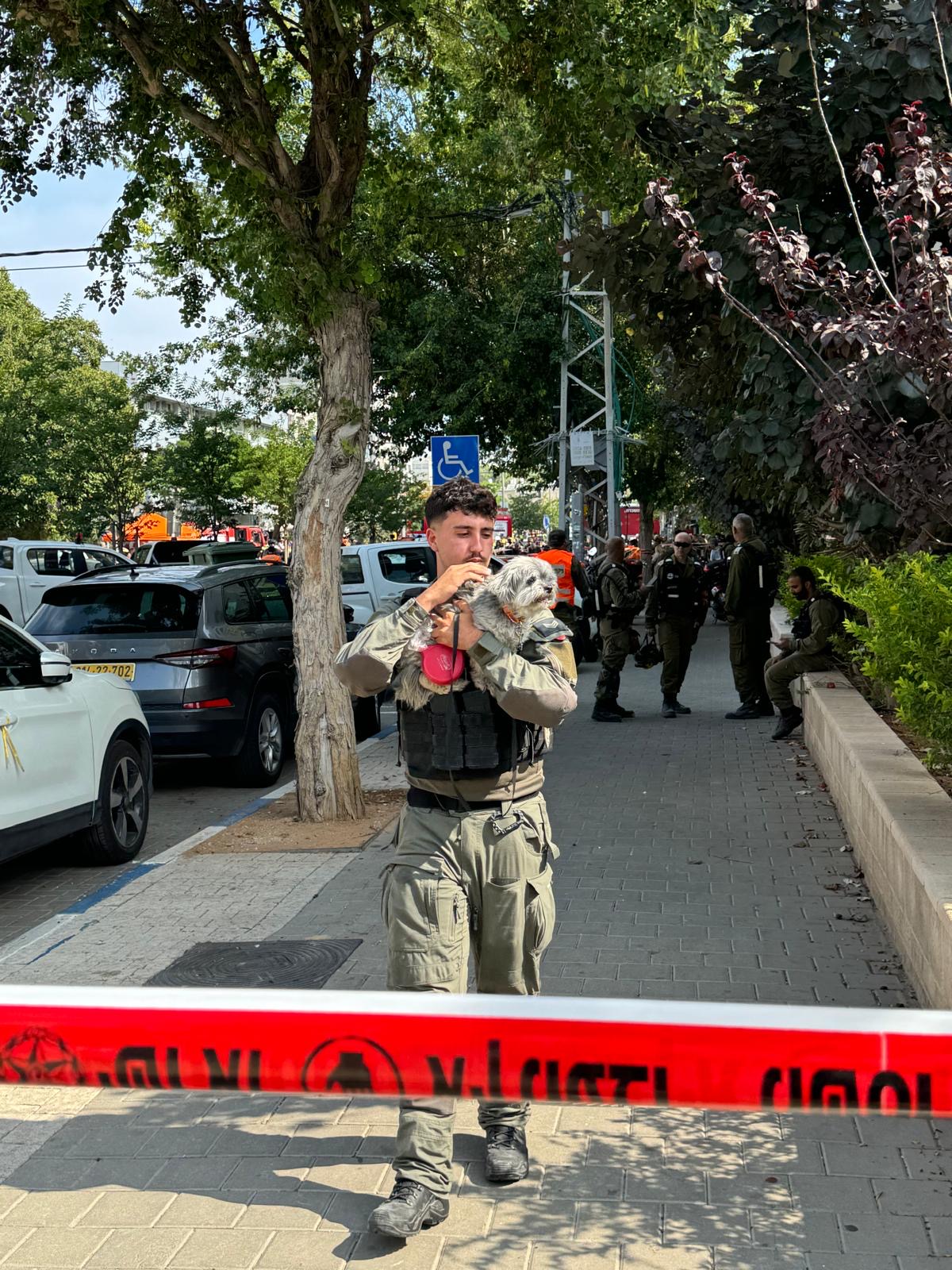 חילוץ הכלב מהזירה (דוברות המשטרה)