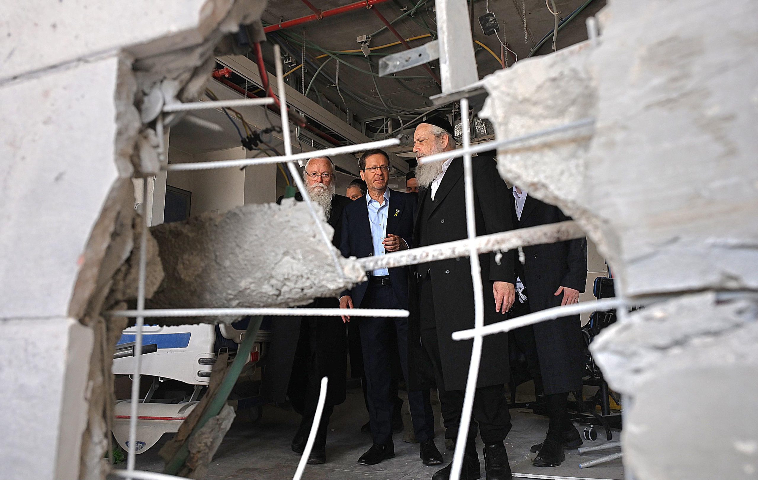 הרצוג בזירת הנפילה בבני ברק: "עם אמונה גדולה אנחנו נתגבר"