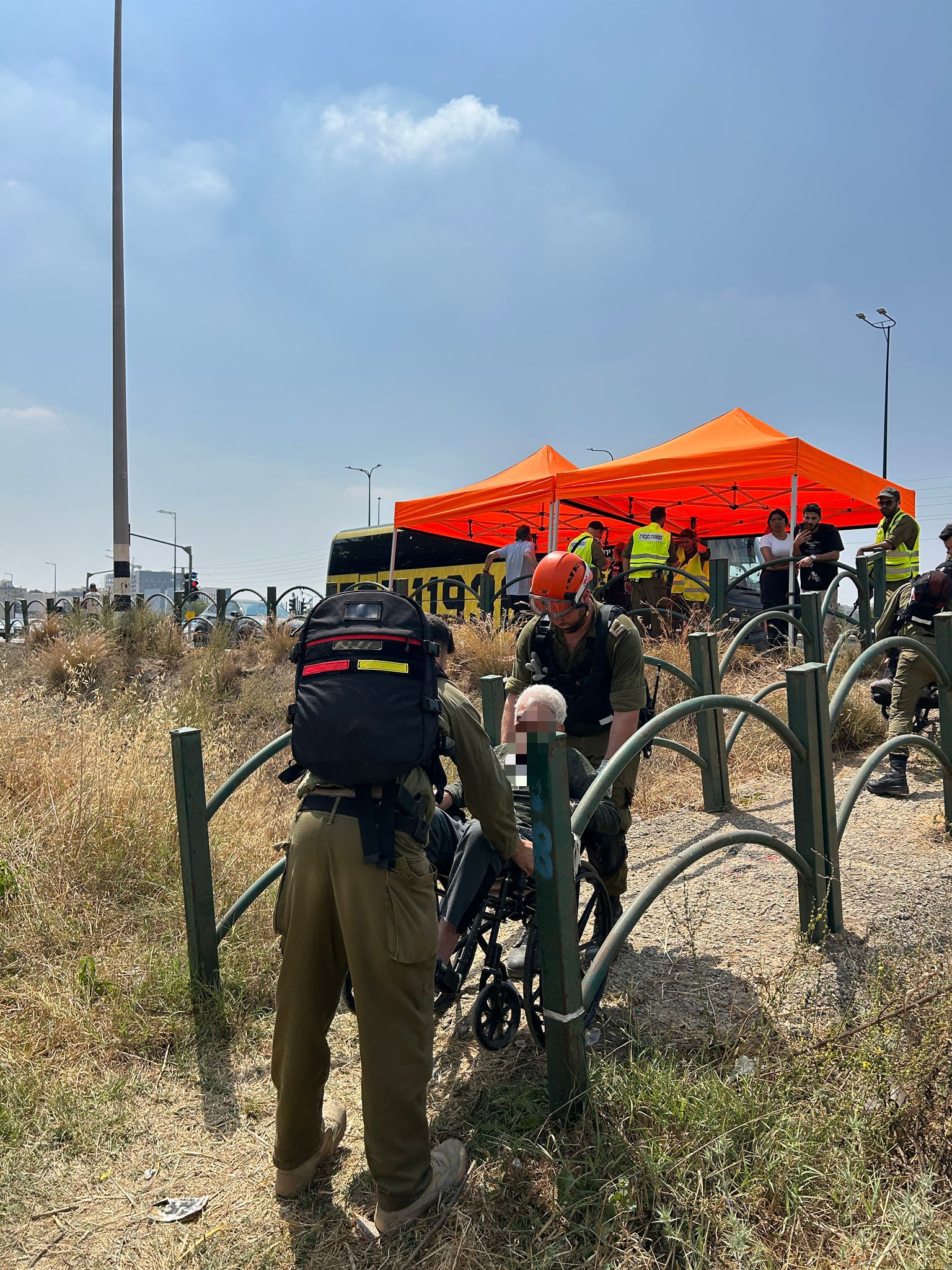 פינוי מבית האבות בנס ציונה. (קרדיט: דובר צה"ל)