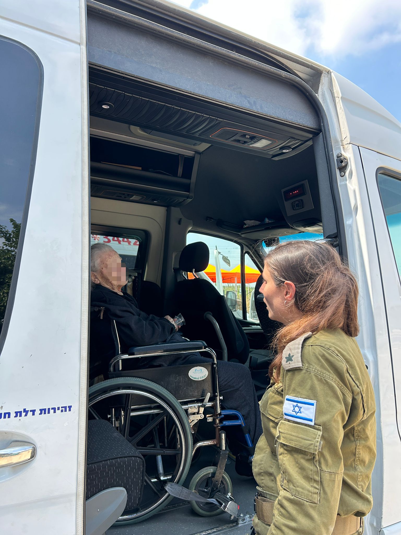 פינוי מבית האבות בנס ציונה. (קרדיט: דובר צה"ל)