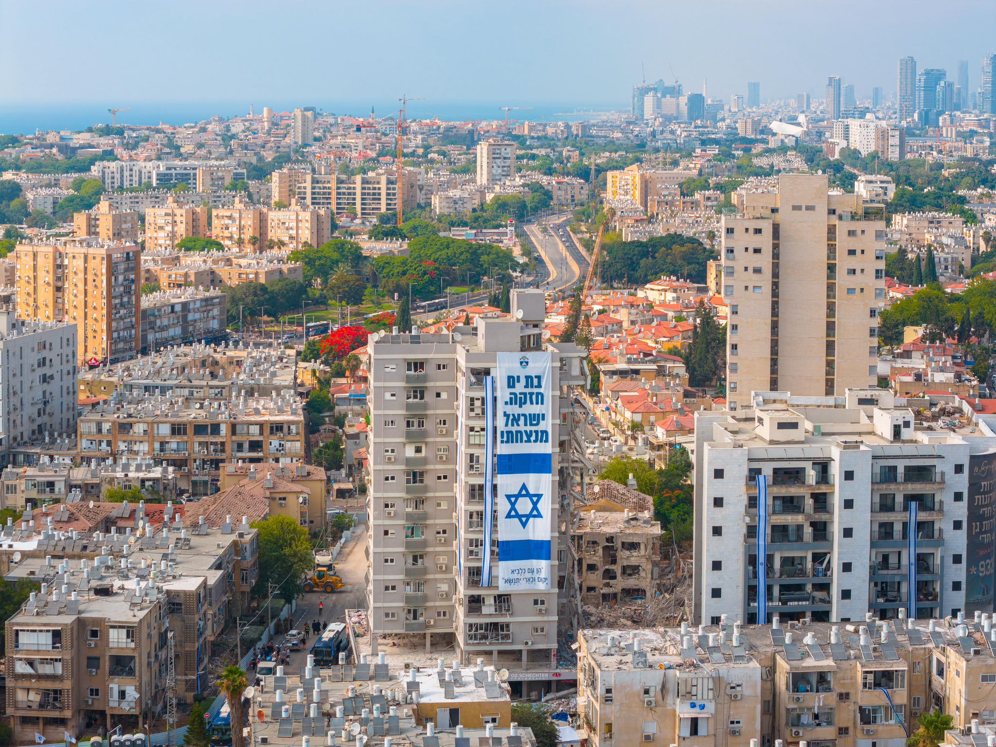 אחרי פגיעת הטיל: בת-ים מתעטרת בדגלי "ישראל מנצחת"