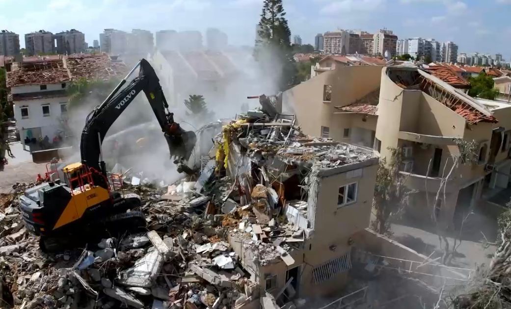 אחרי שבוע: נהרסו הבתים שנפגעו מטיל איראני בראשל"צ