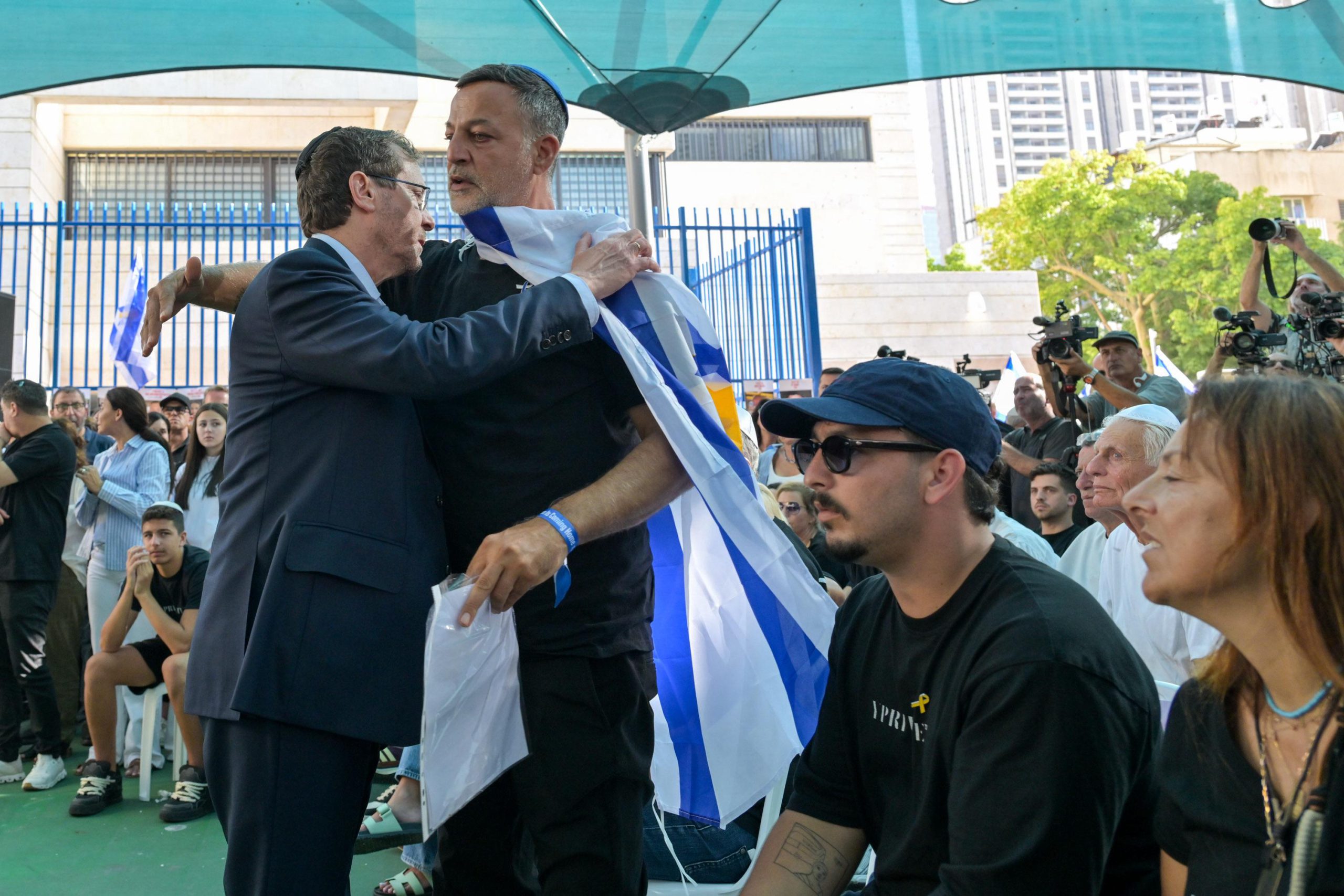 הרצוג הספיד את יונתן סמרנו: "סליחה שלקח זמן רב כל כך"