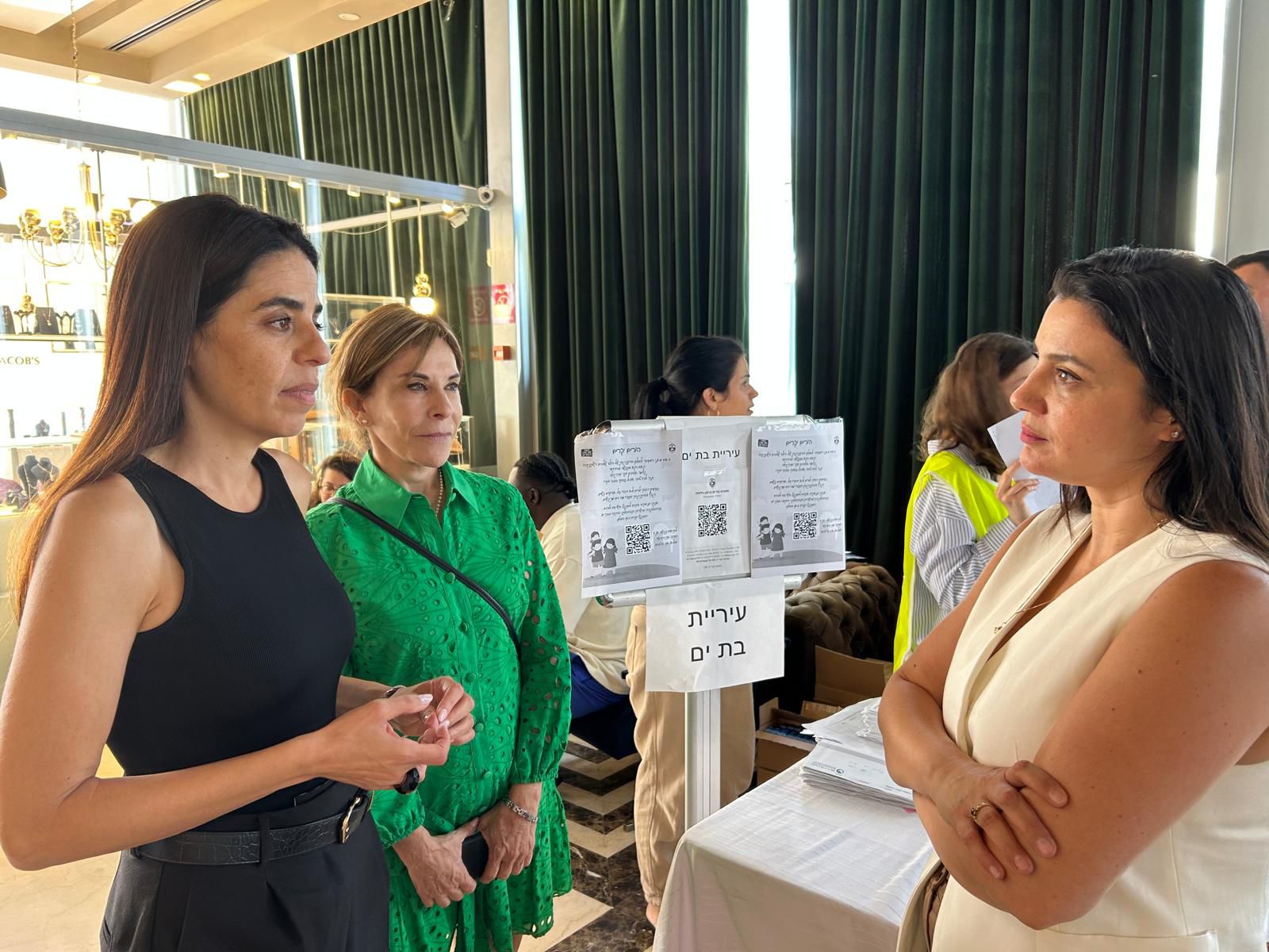 מימין: סיון דטאוקר, מנכ״לית התאחדות המלונות. רומי גורודיסקי, סמנכ״לית התאחדות המלונות. עידית לוי סימון, מנכ״לית אזור המרכז ברשת אפריקה ישראל מלונות. סיור שהתקיים הבוקר במלון קראון פלזה בת״א.