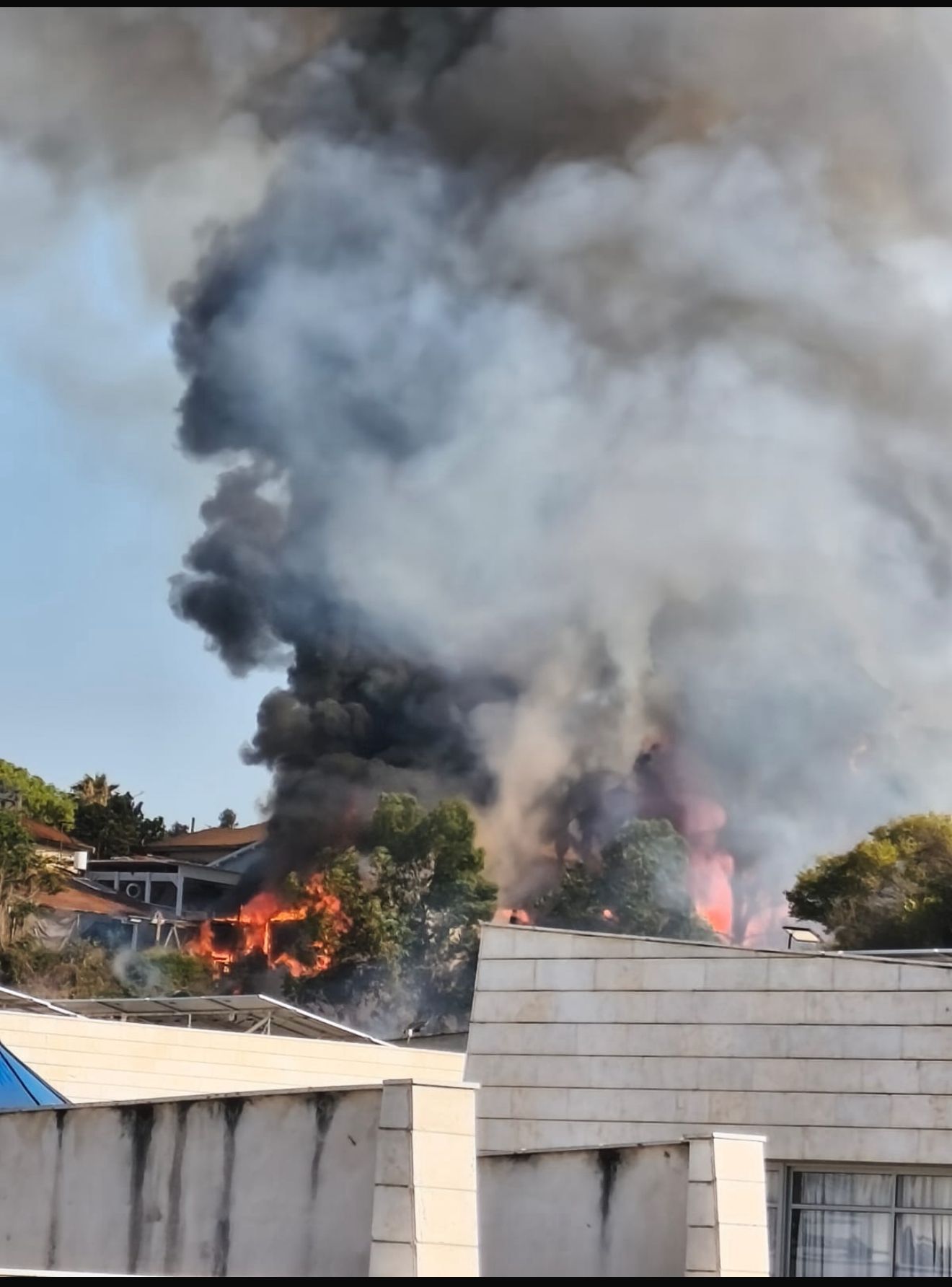 שריפה בנס ציונה: 3 מבנים נפגעו, 2 שוטרים נפצעו קל