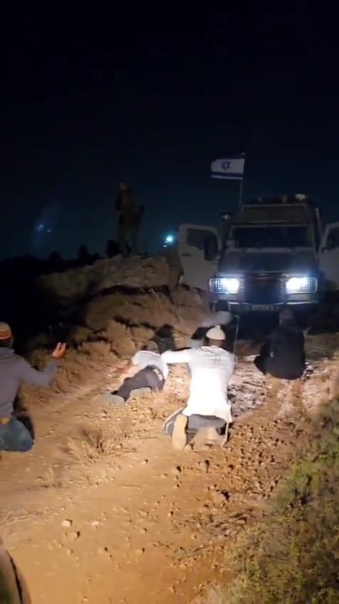 המתיישבים נשכבים על הרצפה לפקודת המג"ד שירה באוויר