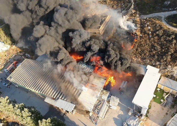 שריפה פרצה ביישוב יצהר, עשרות צוותי כיבוי פועלים במקום