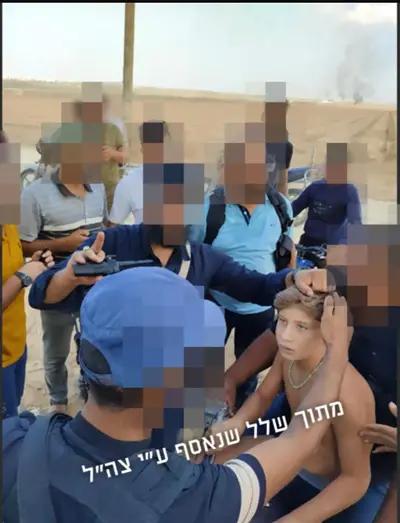 תיעוד מזעזע: עשרות מחבלי חמאס מלטפים את יגיל יעקב