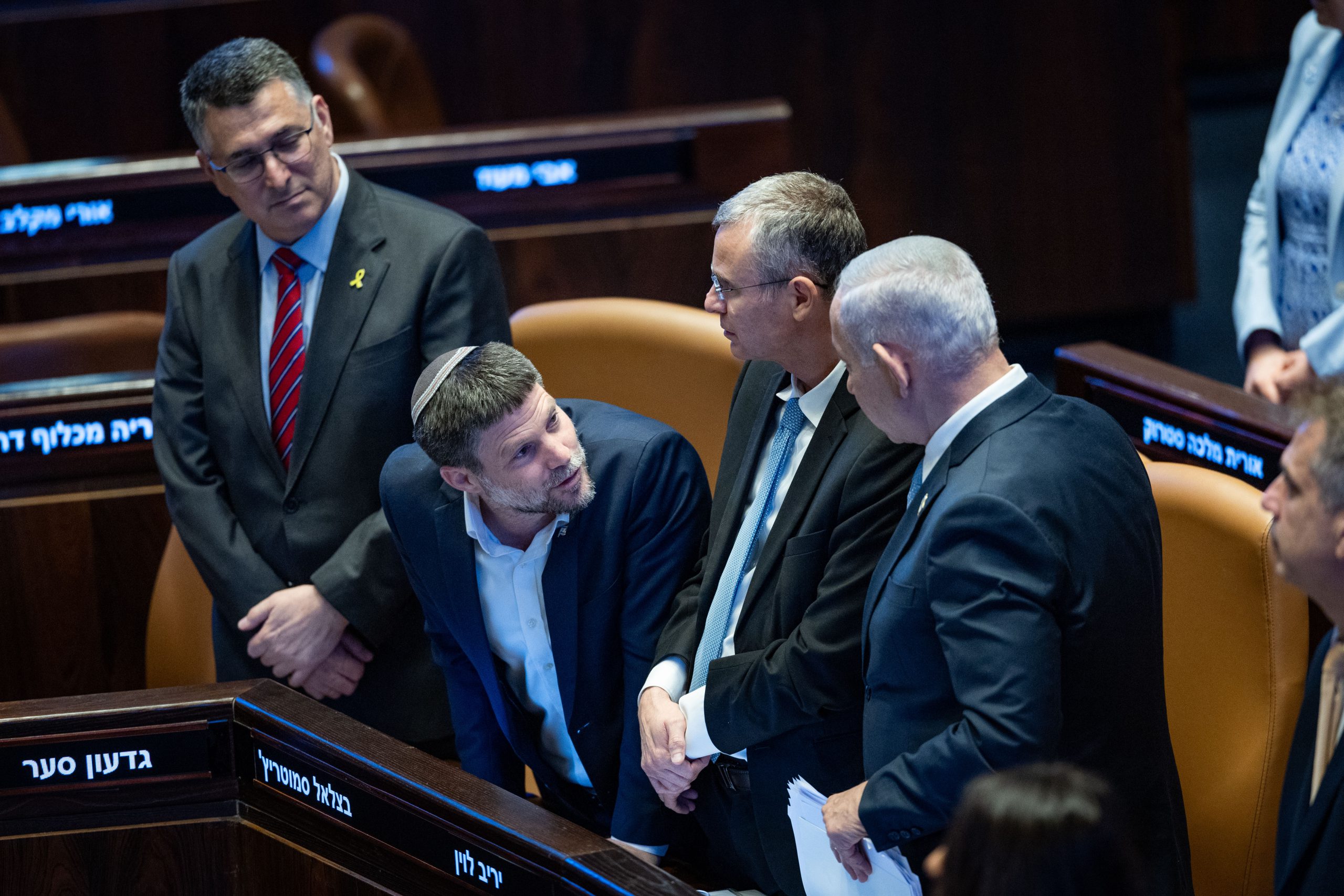 לקראת הפגישה עם טראמפ: המחלוקת בממשלה לגבי העסקה