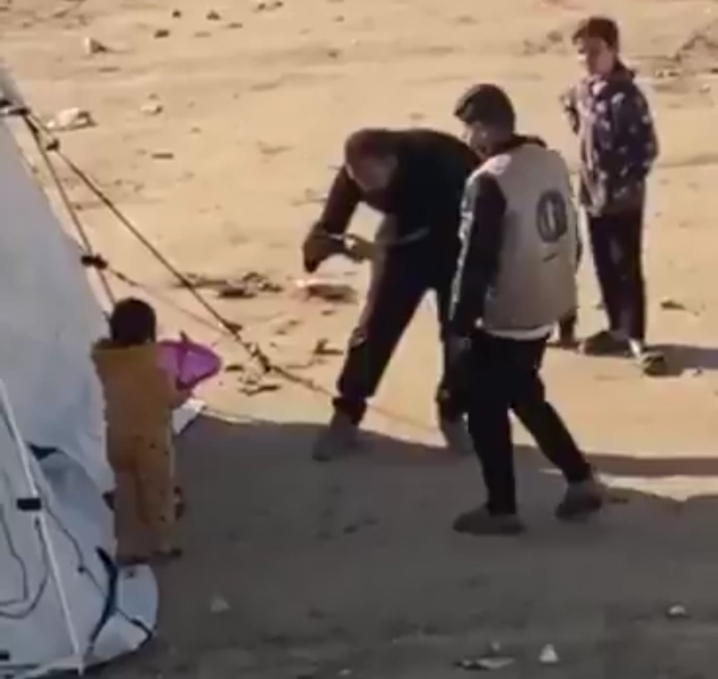 זעם ברצועה: חמאס ביים חלוקת סיוע ולקח אוכל מילדים
