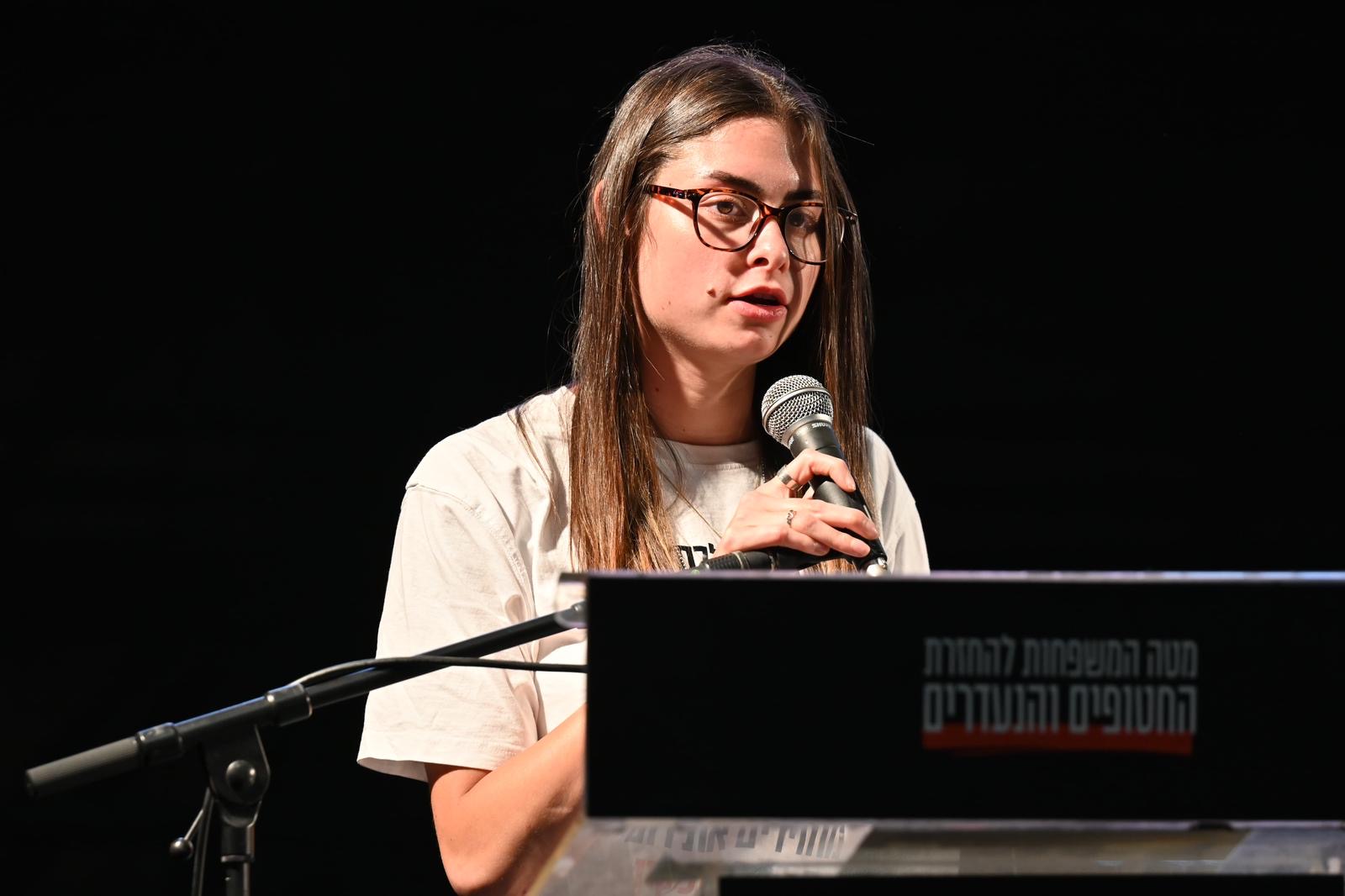 “תזכרו אותנו בקידוש שישי” – זעקת לב של בת דודתו של החטוף רום