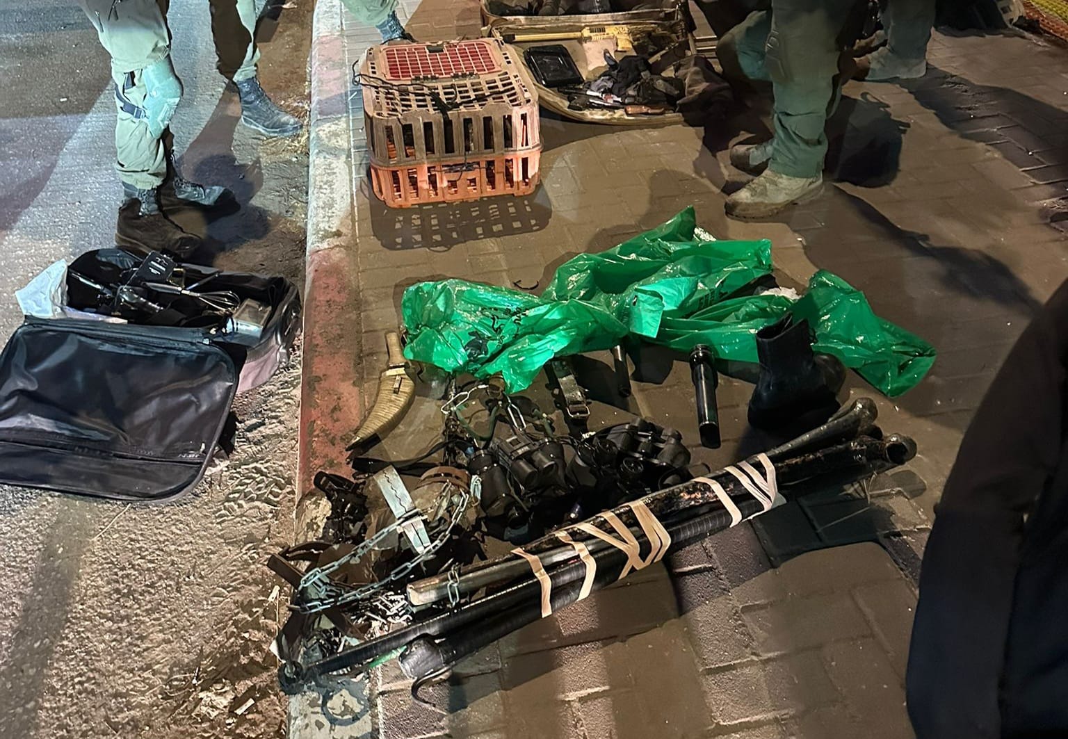 התחזו לחיילים וגידלו כלבים לתקיפה | אב ובנו נעצרו