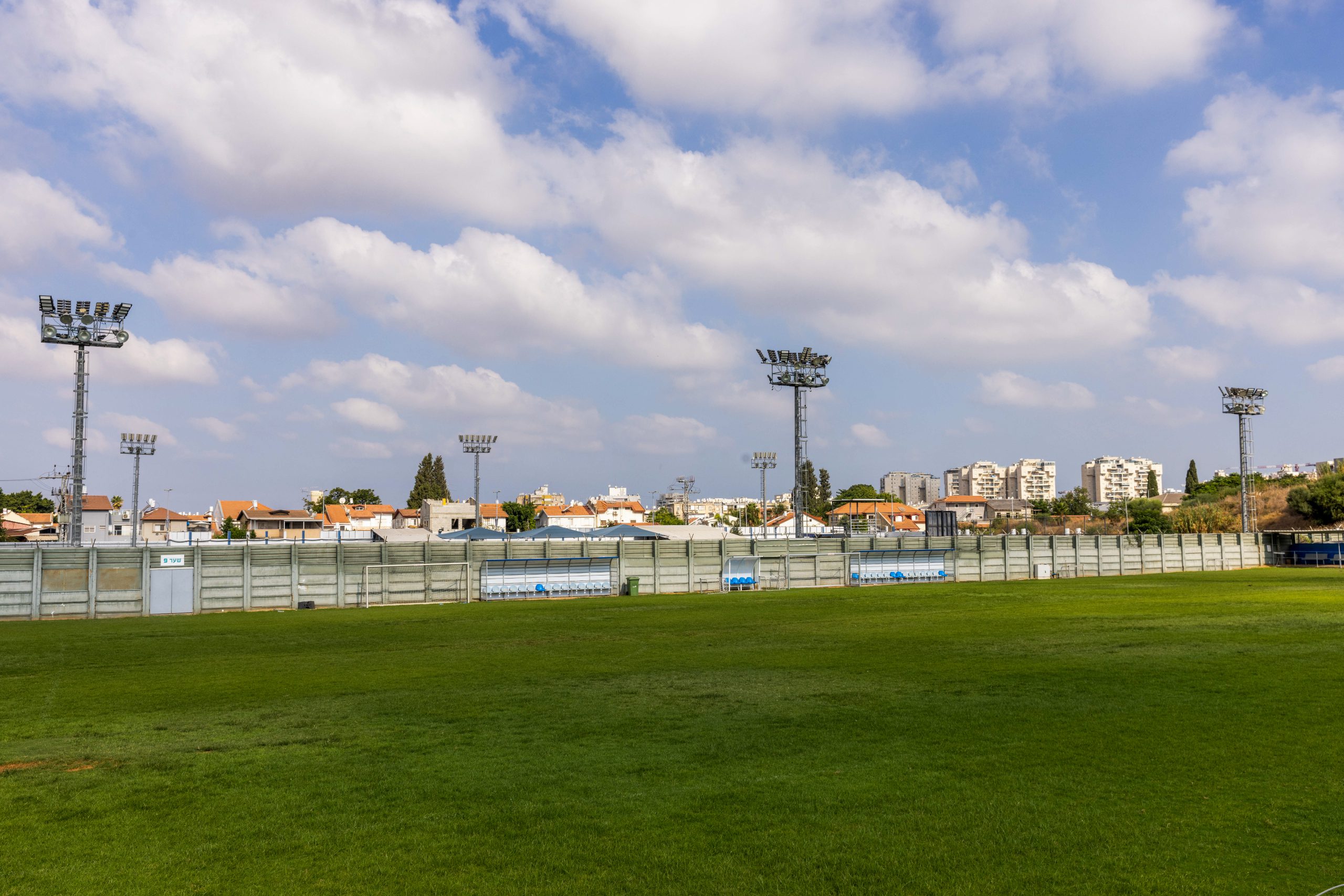 הממשלה אישרה: מגרשי הספורט בישראל יפיקו חשמל