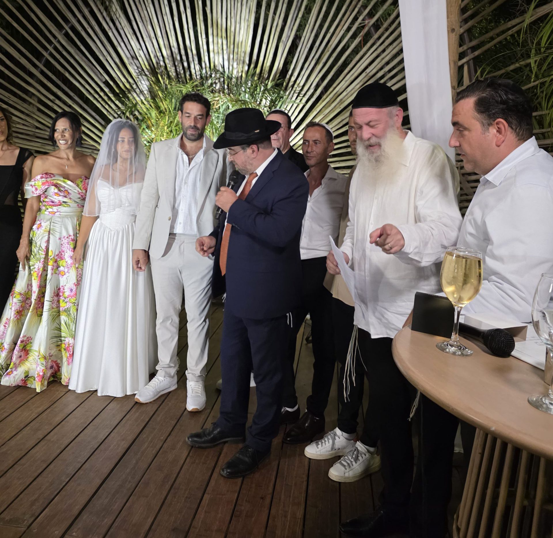 מתחת לאף שלכם: החופה הסודית של רביד פלוטניק ומאי גריאני