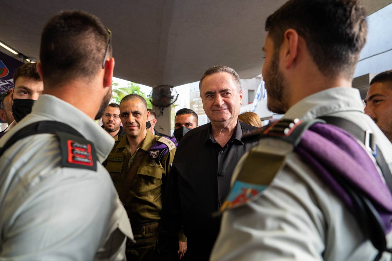 כ"ץ עם קציני גבעתי היום בלשכת הגיוס. (צילום דוברות שר הביטחון)
