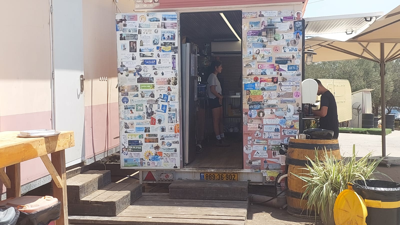 הפוד טראק של קפה רוחמה עם קיר הסטיקרים.
