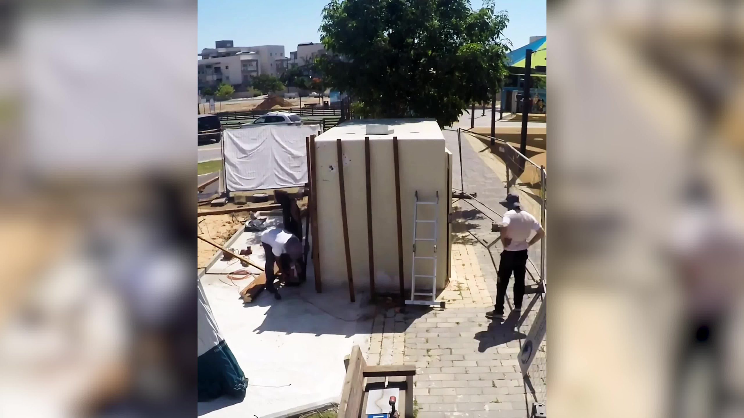 תהליך הסבת המיגונית למתקן שעשועים (צילום: רונן גולדשטיין, יוסי זליגר- הקרן לידידות)