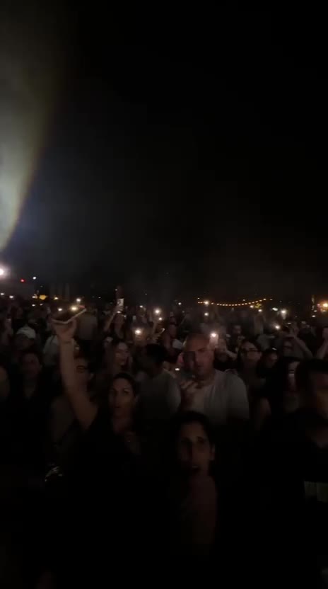 "שמיים בוערים", מתוך מופע העשור של גיא ויהל (צילום: שקד הרוש)