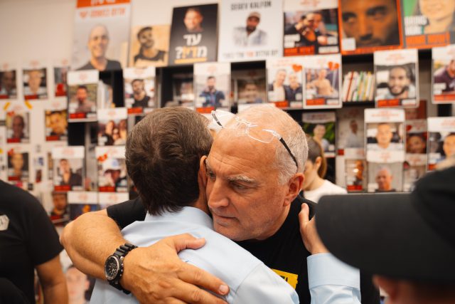 הנשיא הרצוג בכיכר החטופים (בית הנשיא)