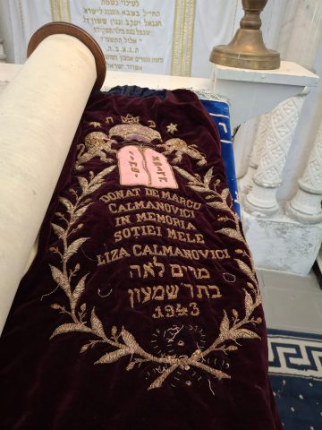 ספר התורה עם מעיל משנת 1943