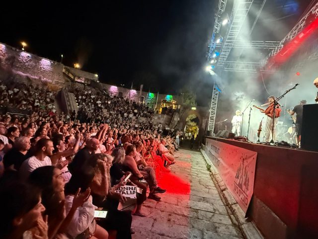 רגע מרגש באמפי שוני: להקת לוחמי מילואים שרה שיר לחבר שנפל