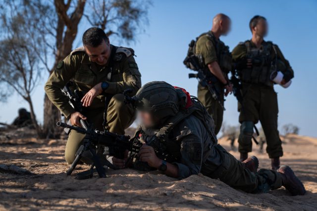 אלוף פיקוד הדרום עם חיילי מילואים מחטיבת יפתח.