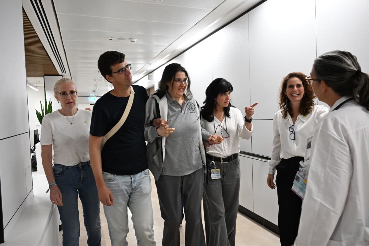 תיעוד ראשון: אליזבט צ'ורקוב נפגשה עם בני משפחתה | צפו