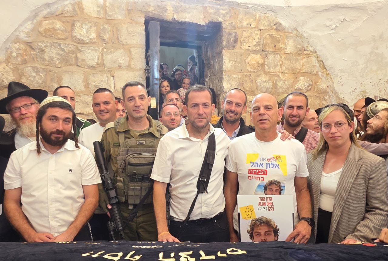 יחד עם אב החטוף: המונים בתפילה להצלחת התמרון בקבר יוסף
