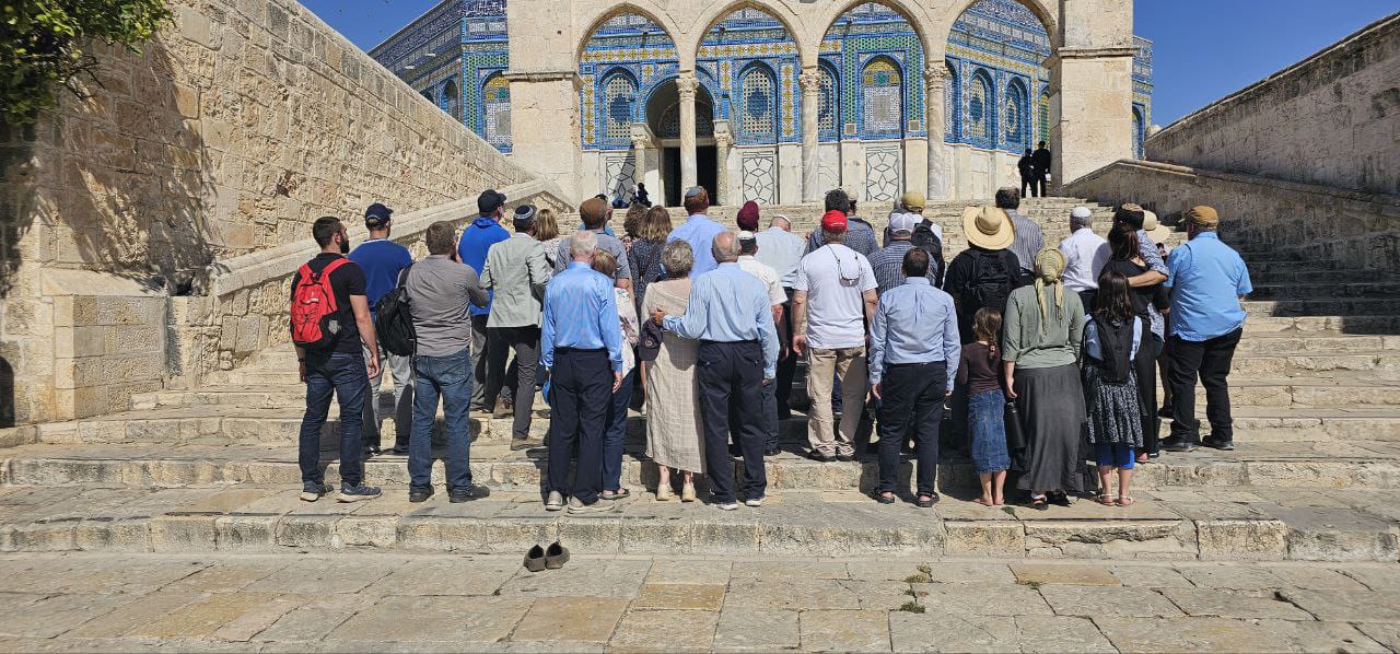 אירוע מיוחד בהר הבית: עשרות התפללו לזכרון צ'ארלי קירק