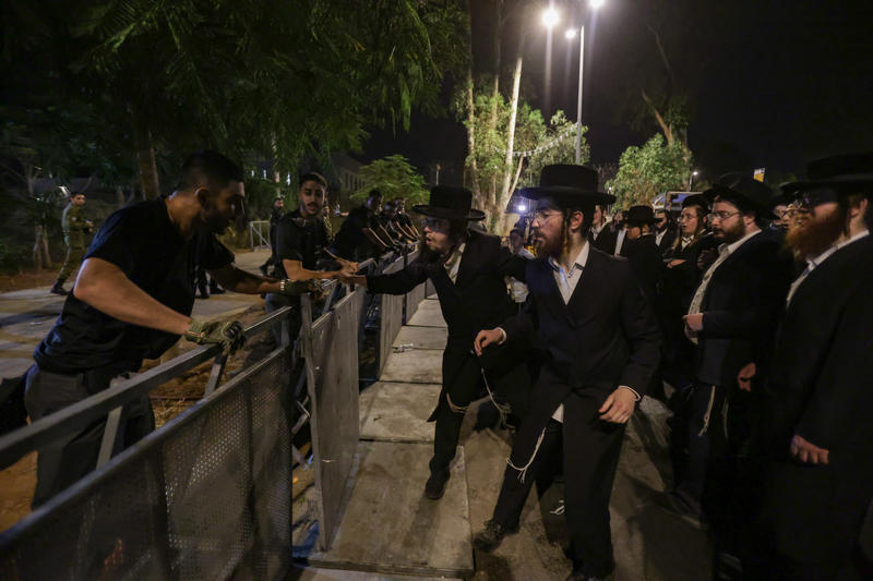 סוער בכלא 10: עשרות חרדים מנסים לשחרר עריקים