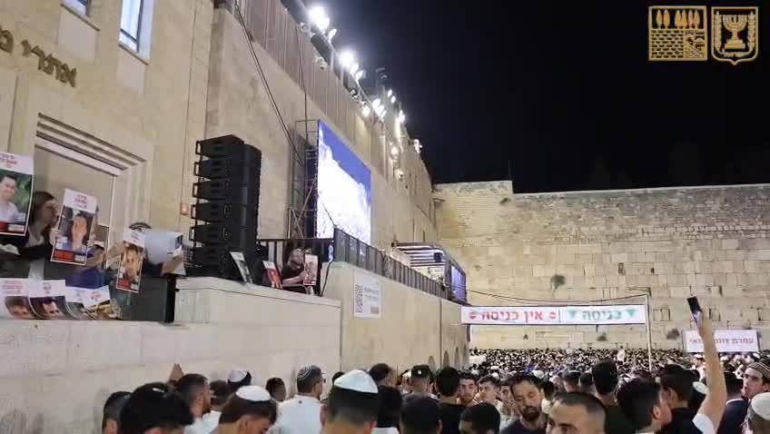 עינב צנגאוקר בתפילה לשלום החטופים