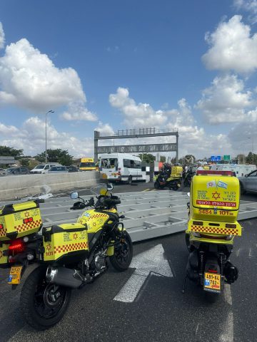 תאונה קטלנית במחלף גלילות: שלט התנתק ממשאית ופגע במיניבוס