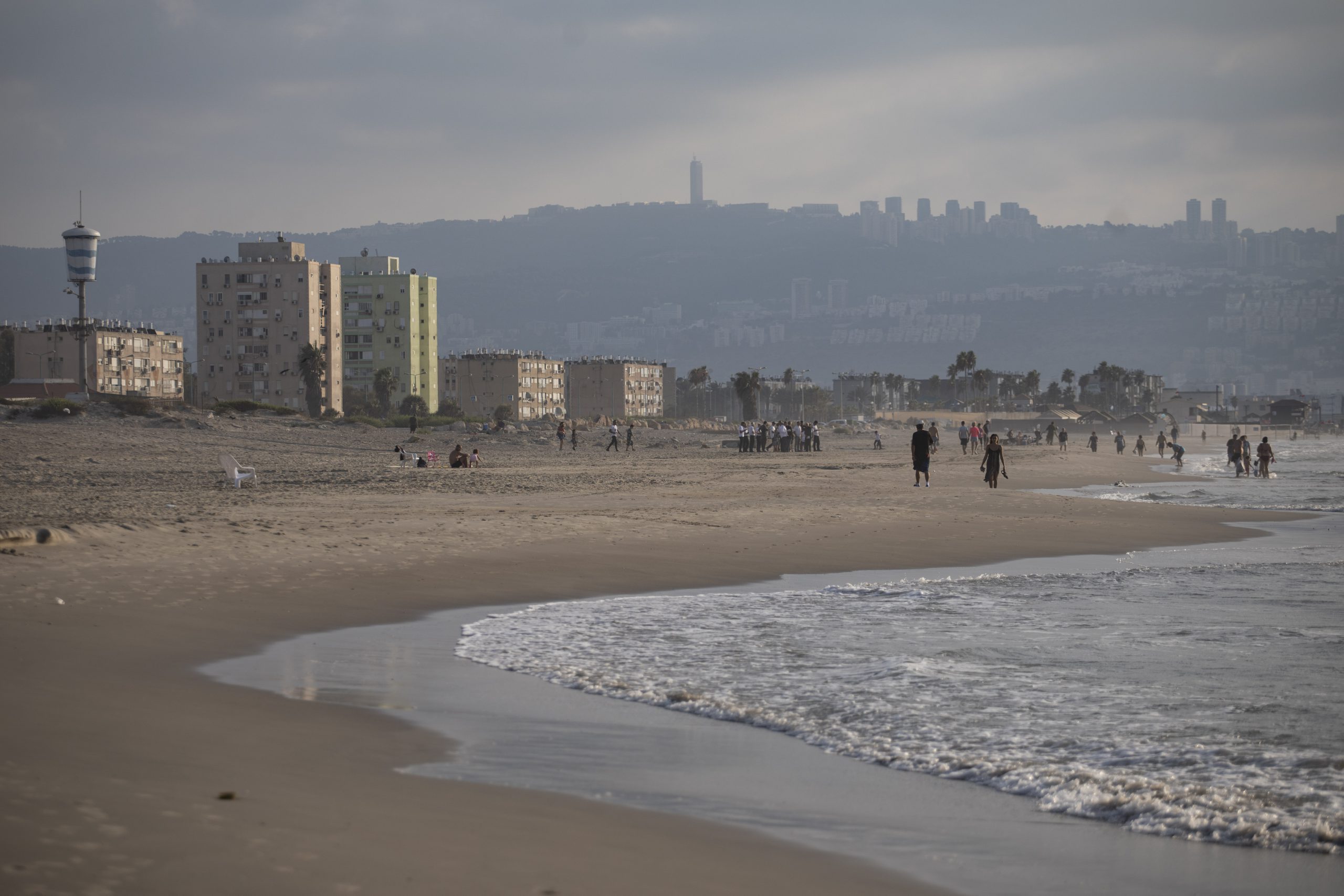 בשורה לטובלים: הוסרה אזהרת הרחצה בחופי הקריות