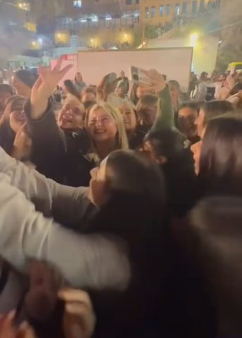 שלקה עם מעריצים בכותל. (צילום מתוך האינסטגרם של שלקה)
