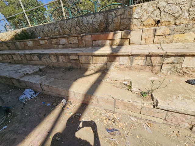 אבנים שבורות במגרש בית הספר בטלמון.