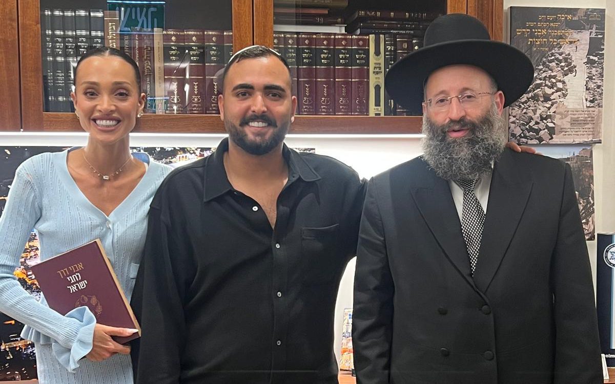 הזוג המאורס אושר כהן ועדן פינס בסליחות עם רב הכותל