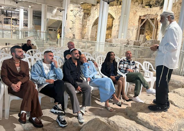 אושר כהן ועדן פינס עם הרב שמואל רבינוביץ.