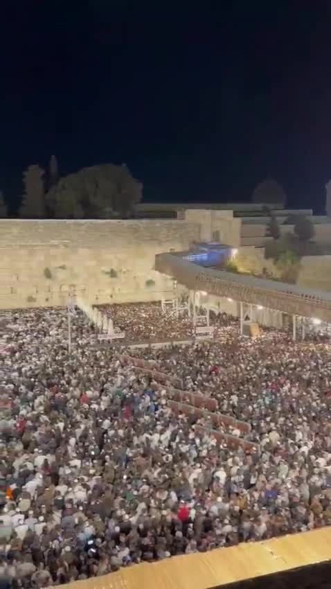 אושר כהן ועדן פינס עם הרב שמואל רבינוביץ. (צילום: אבי שקדי ובן יקיר)