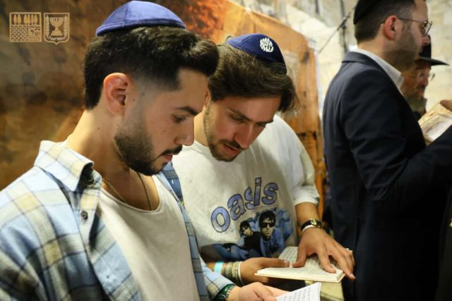 סלח לנו, מחל לנו: יותר ממאה אלף בסליחות בכותל המערבי