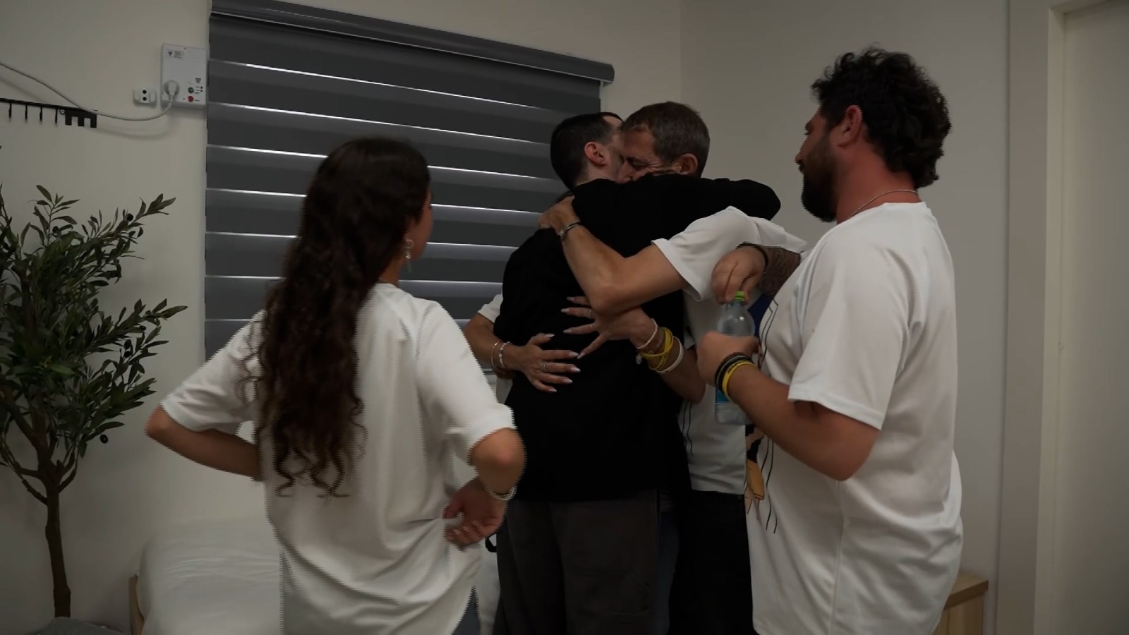 שוב בבית: תיעוד המפגש של גיא גלבוע דלאל עם משפחתו