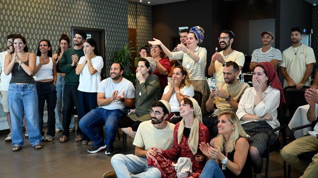 משפחותיהם של אביתר דוד ואבינתן אור צופים בשחרור |