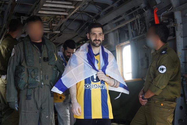 חוזרים הביתה: צפו בתמונות של שורדי השבי מתאחדים עם משפחותיהם