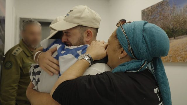 בר קופרשטיין עם הוריו |