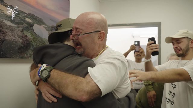 בר קופרשטיין נפגש עם הוריו
