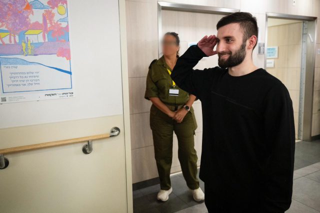 מתן אנגרסט מצדיע לרמטכ"ל