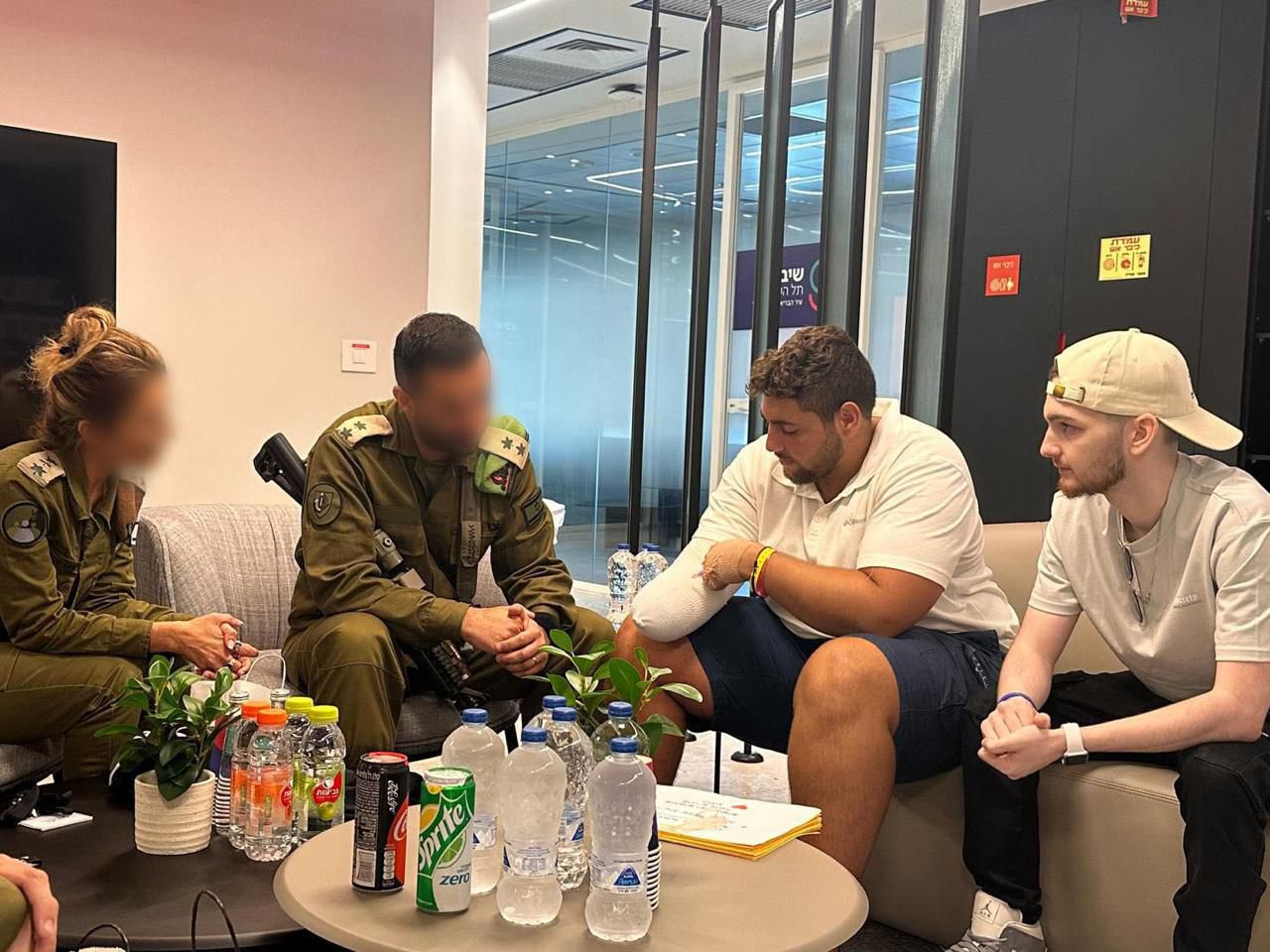 מרגש: החטוף בר קופרשטיין נפגש עם מפקדו מה-7 באוקטובר